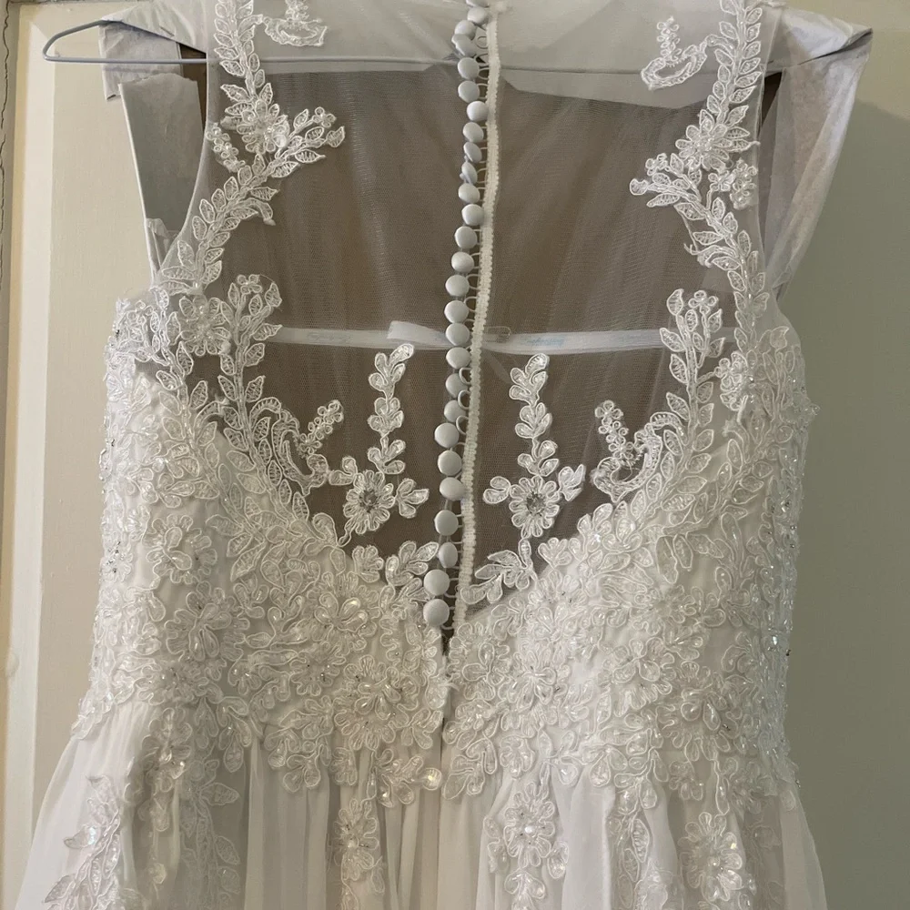 Mon Cheri - Ivory Lace Appliqué A-Line Wedding Dress - Picture 4 of 7